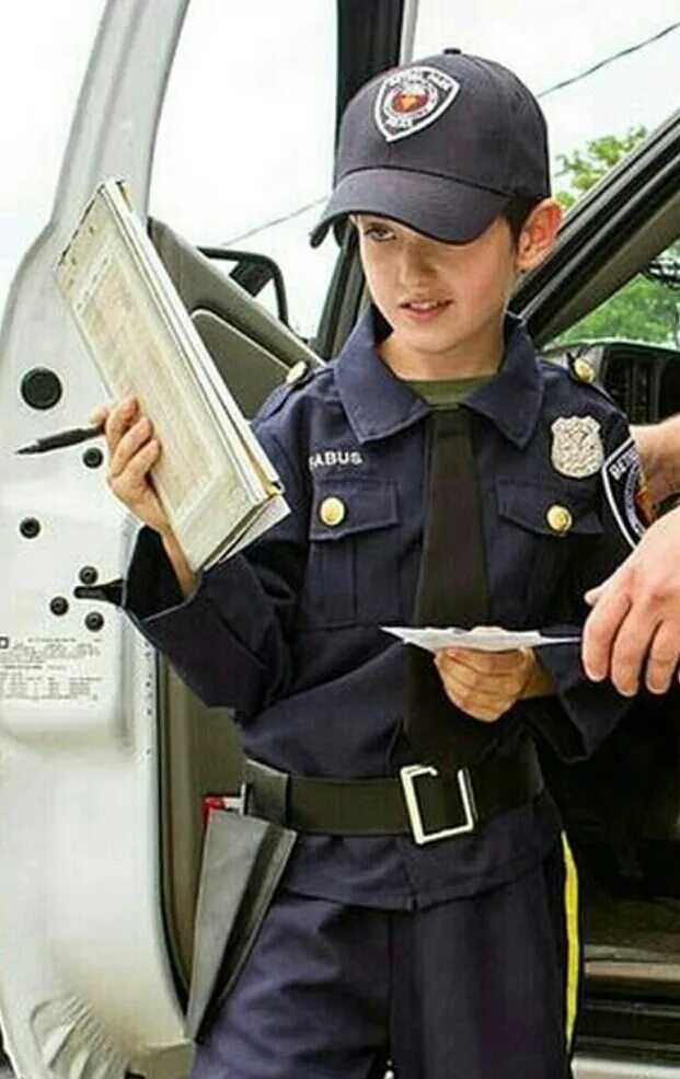 Где живут полиция. Джоуи Фабус. Мальчик полиция. Полицейский для детей. Мелкий полицейский.