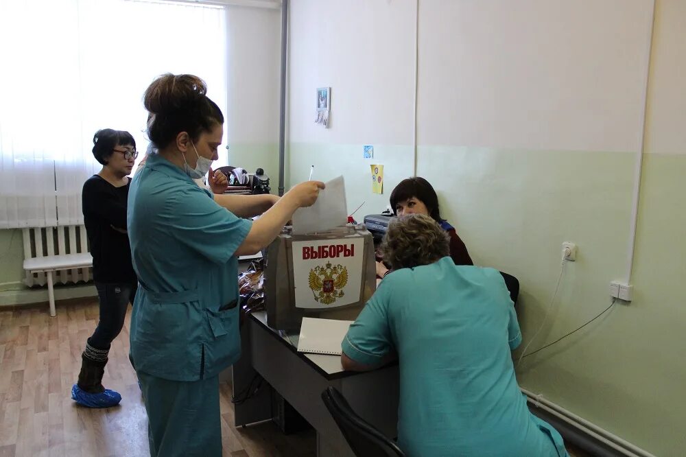 Медицинский архив. Медкарты регистратура. Беспорядок в архиве. Кто работает в больнице. Фото осмотра больного менингитом.