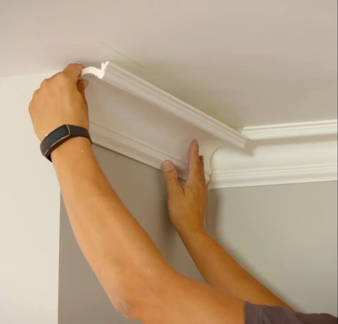 Карнизы для оконных штор. Монтаж карниза. Монтажник карнизов для штор. Крепление потолочной гардины. Замер карнизов для штор.