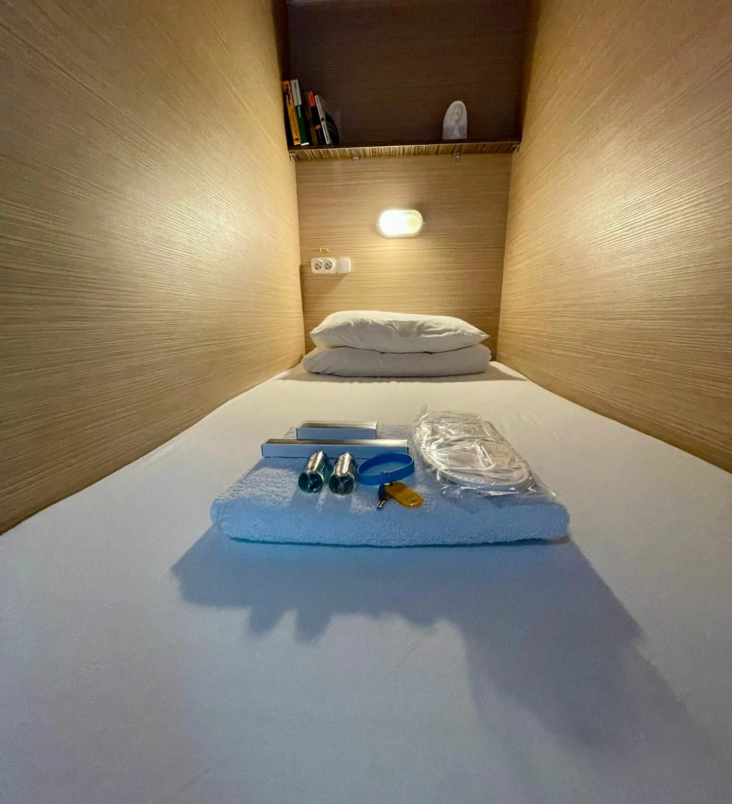 47 небо хостел москва. 47 небо хостел москва сити. 47 небо хостел москва сити. Небо 47 капсульный хостел. Капсульный отель москва сити 84.