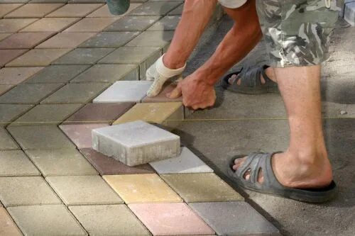 Как вытащить тротуарную плитку. Укладка тротуарной плитки 40х40. кладем тротуарную плитку своими руками. художественная укладка брусчатки. укладка тротуарной плитки новый город.