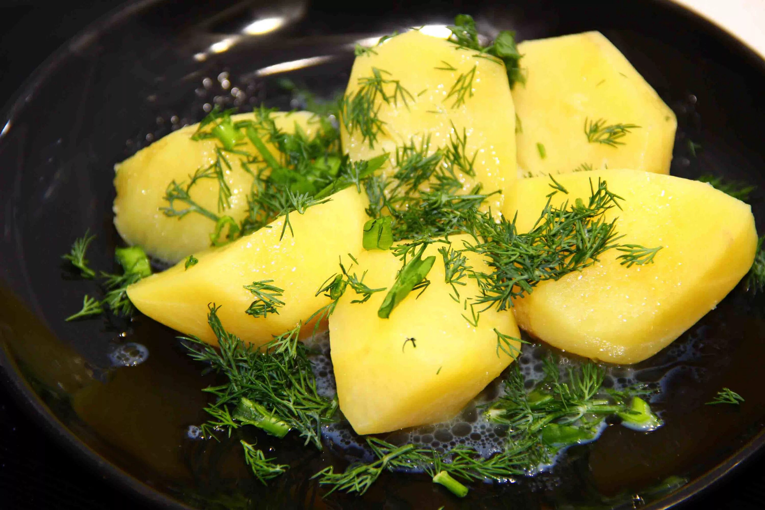 Картофель отварной с зеленью. Картофель отварной. Вареная картошка. Вареная картошка с укропом. Картошка с укропом.