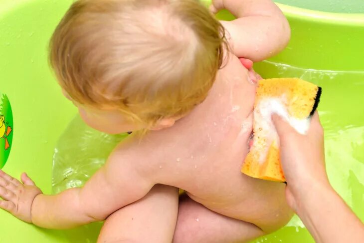Мытье попы. Ребенок моется мочалкой. Мочалка для детей.