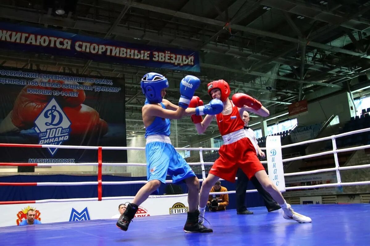 Соревнования по боксу. Бокс соревнования. Магнитогорск соревнования бокс. Боксерский ринг.