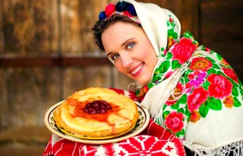 Девочка с блинами картинка. Девушка с блинами. девушка с блинами на масленицу. русская красавица с блинами. угощение блинами на масленицу.