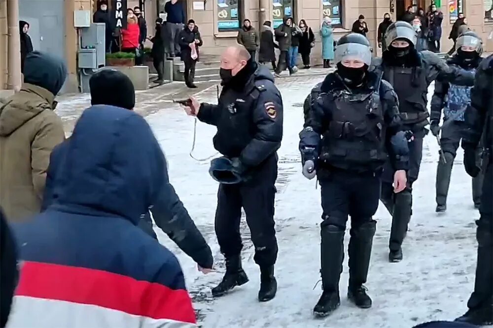 Название вещей полицейского. Полиция пришла. Полицейский запрещает рукой. Угроза сотруднику полиции. Угроза сотруднику полиции.