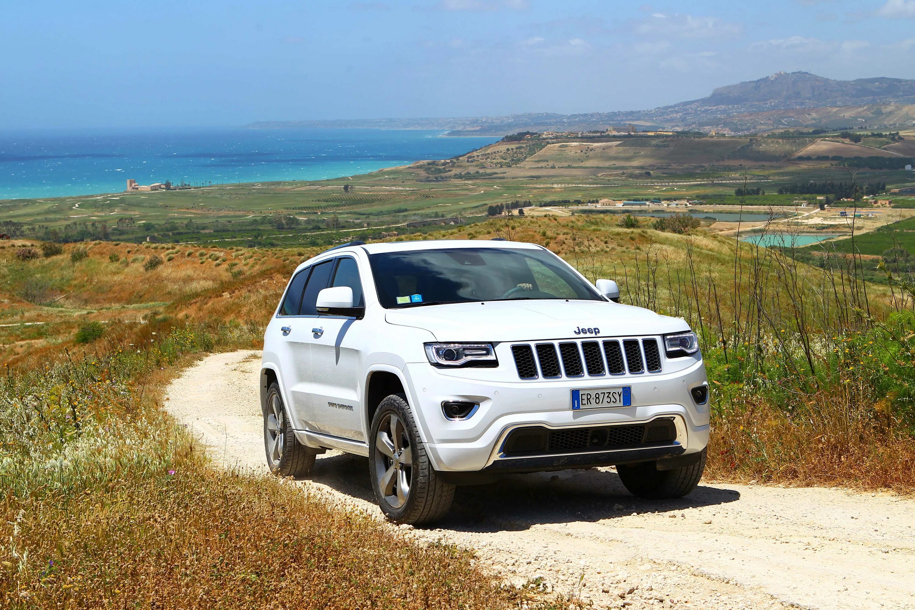 Машина джип фото. Jeep Grand Cherokee 2014. Гранд Чероки Оверленд 2014. Jeep Grand Cherokee Overland. Jeep Grand Cherokee Overland 2014.