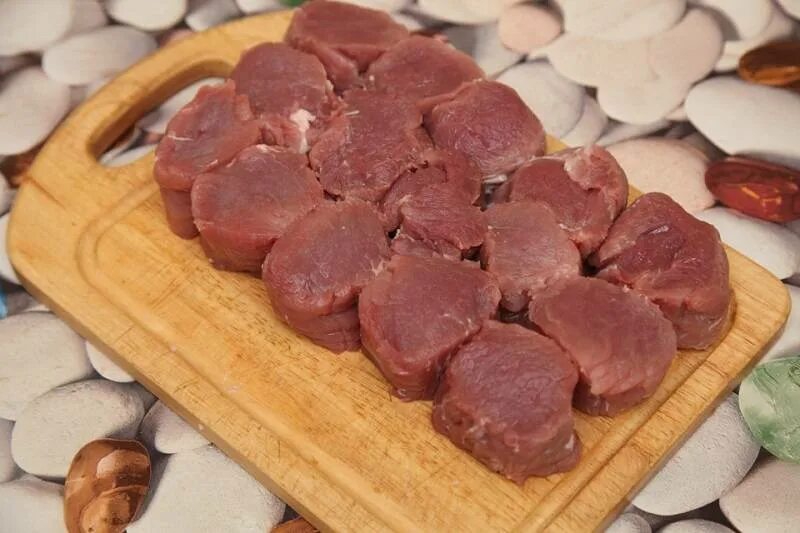 Режем мясо на шашлык из свинины. Кусочек шашлыка. куски баранины для шашлыка.