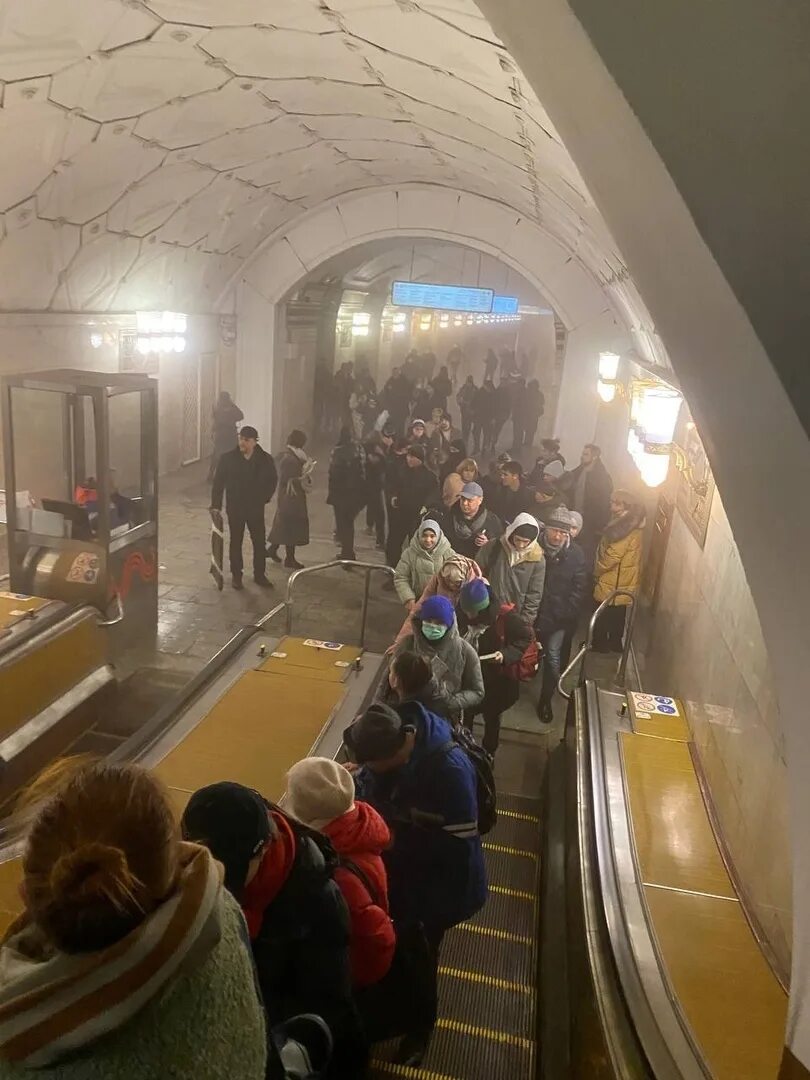 Фиолетовая ветка. Поезда на фиолетовой ветке. Почему стоит метро сегодня. Авария на калужско рижской линии. Почему стоит метро сегодня.