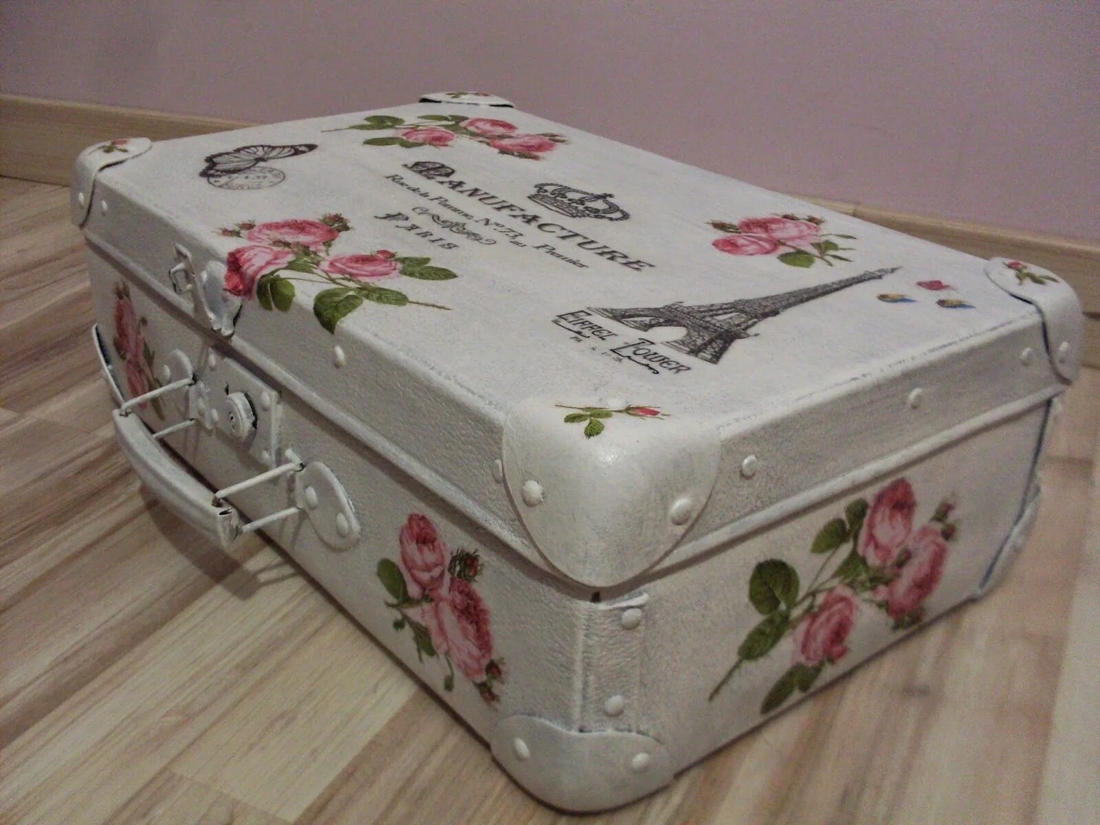 старый чемодан переделка. чемоданчик из коробки. декор старых чемоданов. декор старого чемодана своими руками. чемодан своими руками.