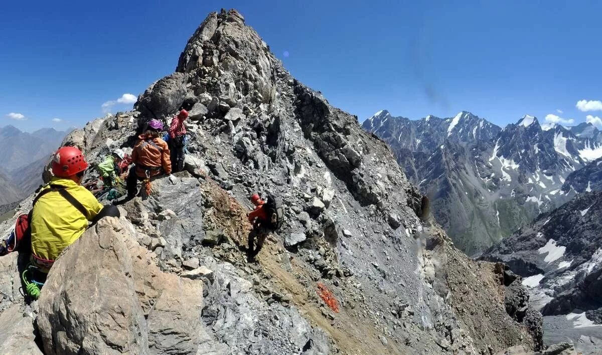 А 4 в походе. Туристы на алтае. Палатка в горах. Палатка на природе. Пеший туризм в беларуси.