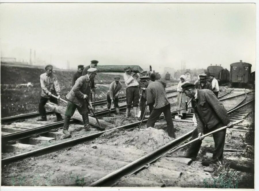 Пятнадцати рабочих. Субботник 1919 депо Москва сортировочная. Депо Московско-Казанской железной дороги. Субботник первый в СССР 1919 год. Коммунистический субботник 1919.