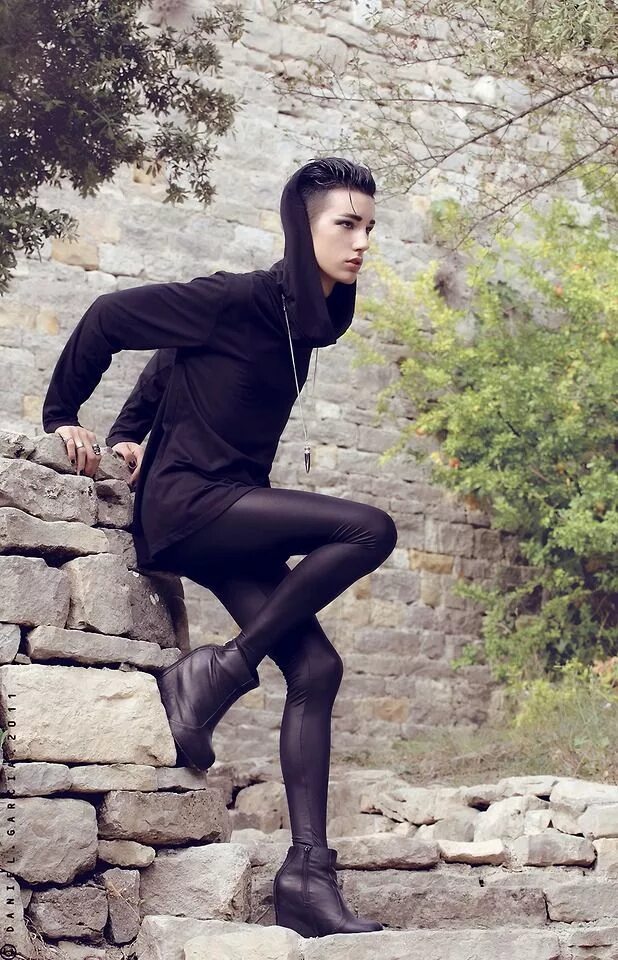 Мужчины в колготках на улице. Женские колготки для мужчин. Красивые парни в колготках. Мужские колготки. Красивые парни в колготках.