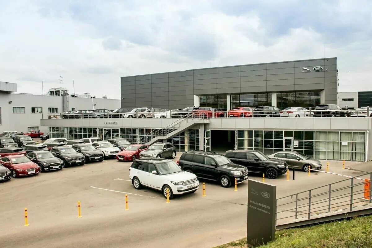 Машины с пробегом в автосалонах. Автосалоны подержанных. Машины в автосалоне. Машины в автосалоне. Автосалон подержанных автомобилей.