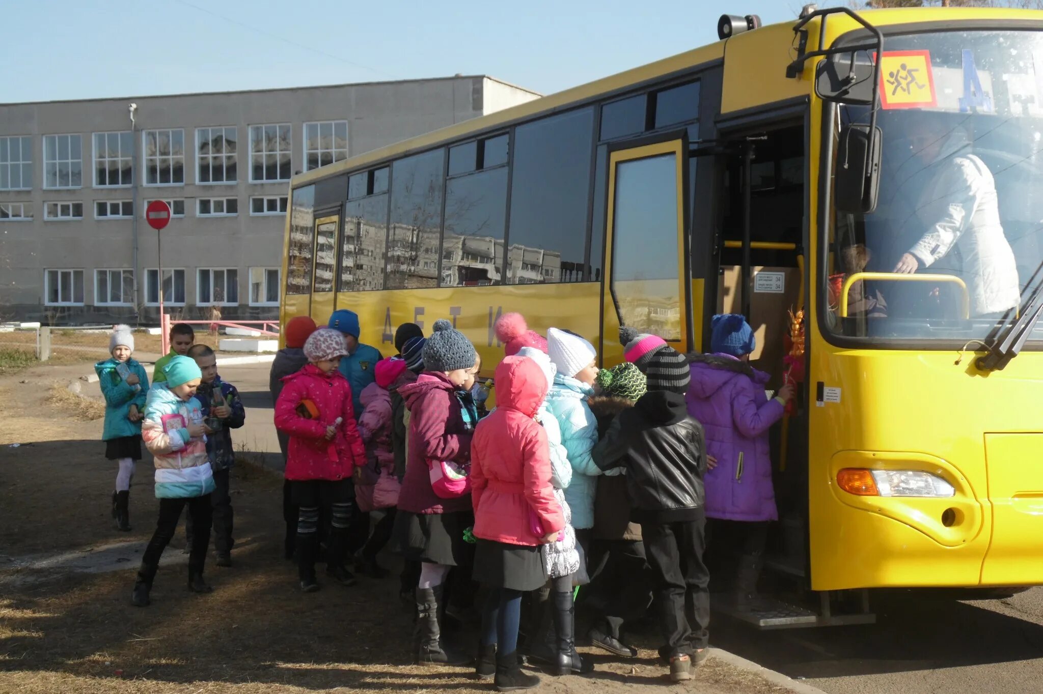Подвоз школьный автобус. Бердянская школа интернат. Автобус для детей. Школьный автобус дети. Школьные экскурсии автобусные.