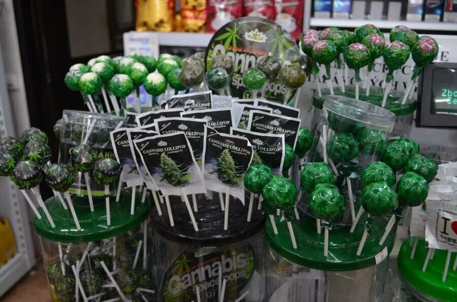 Зеленая ел какая какое. Леденцы с марихуаной. Леденцы из каннабиса. Зеленые конфеты с коноплей. Зеленые сувениры.