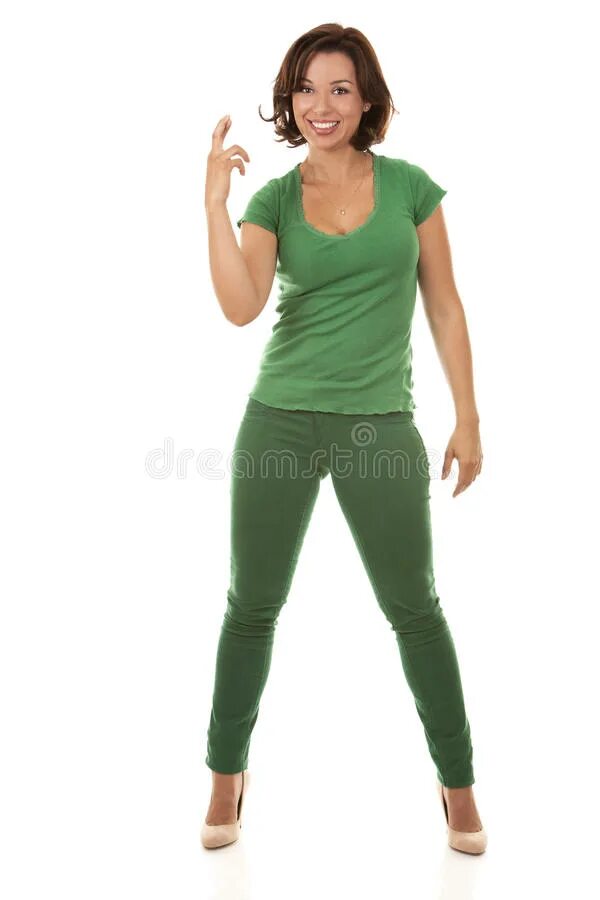 Standing 30. Женщина в зеленом костюме в полный рост. Свежая девушка в зеленом на белом фоне.