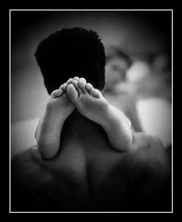 Девушка си парень на шпагате. Девушки закидывают ноги на плечи. Девушки закидывают ноги на плечи. Пара лежит. Ноги на плечах у мужчины.