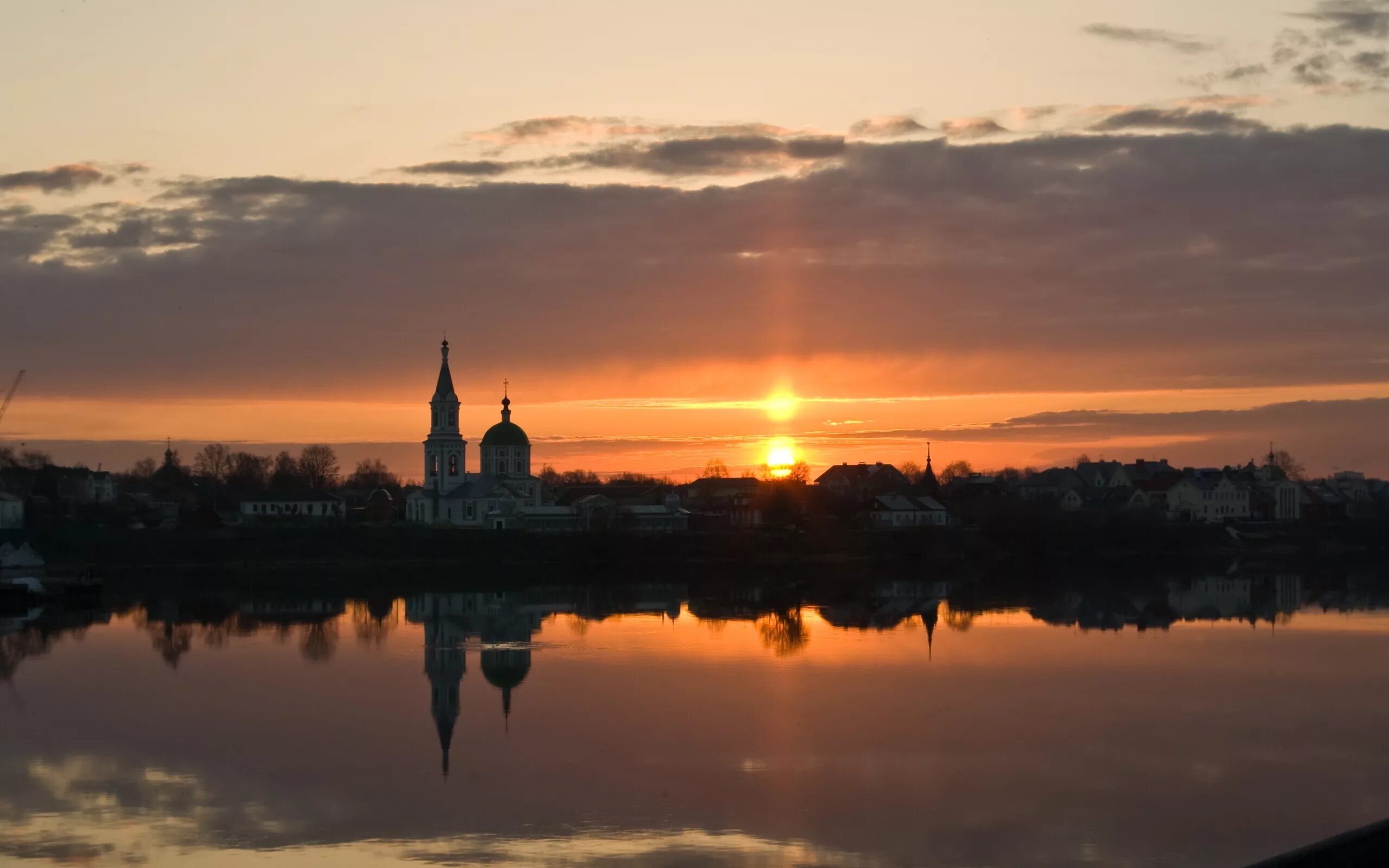 пейзаж с лодкой. река рассвет деревня храм. суздаль рассвет. старинный закат. старинный закат.
