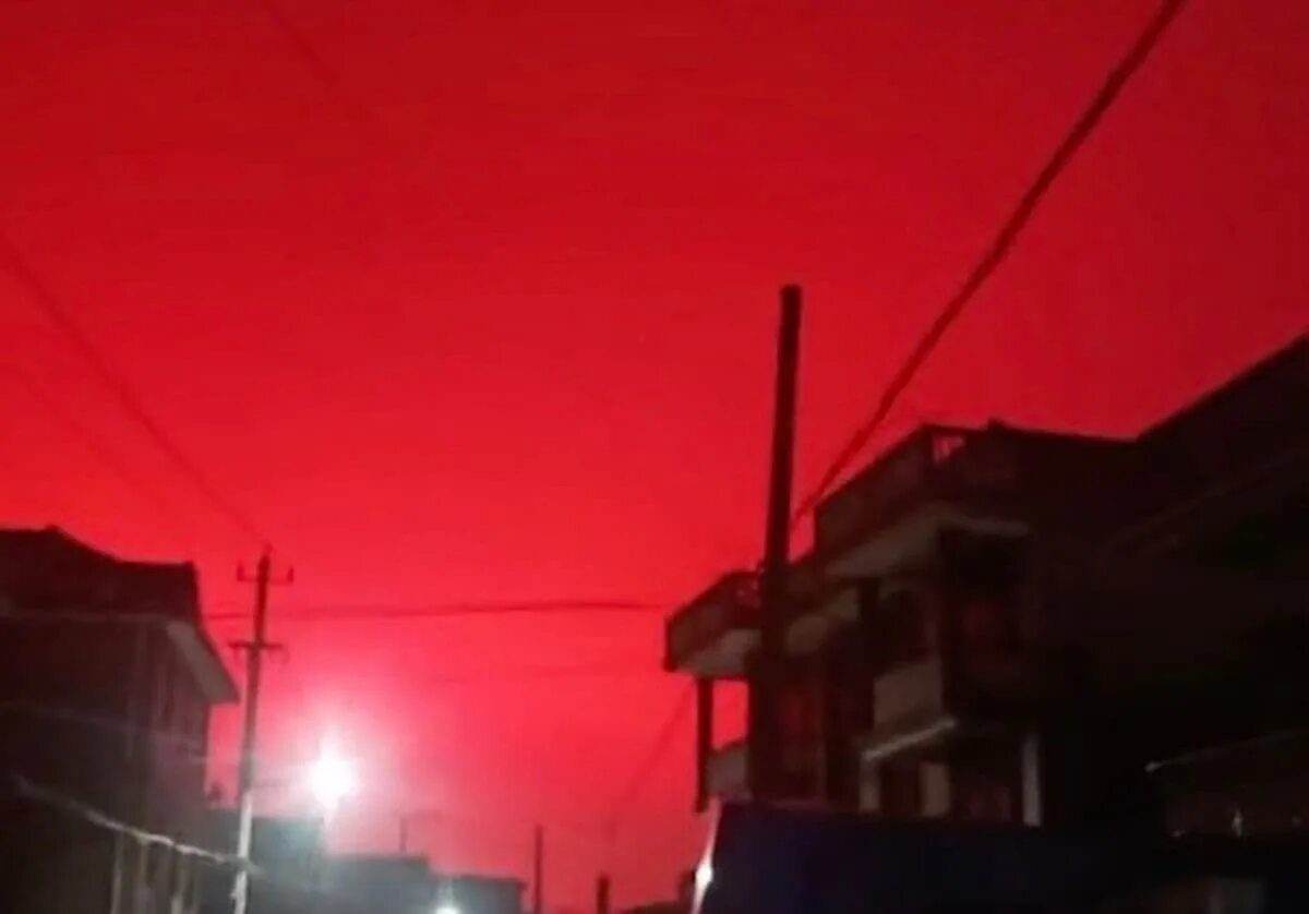 Видео стало красным. Красное северное сияние 2023. Кровавая луна китай. Видео стало красным. В китае небо окрасилось в красный цвет.