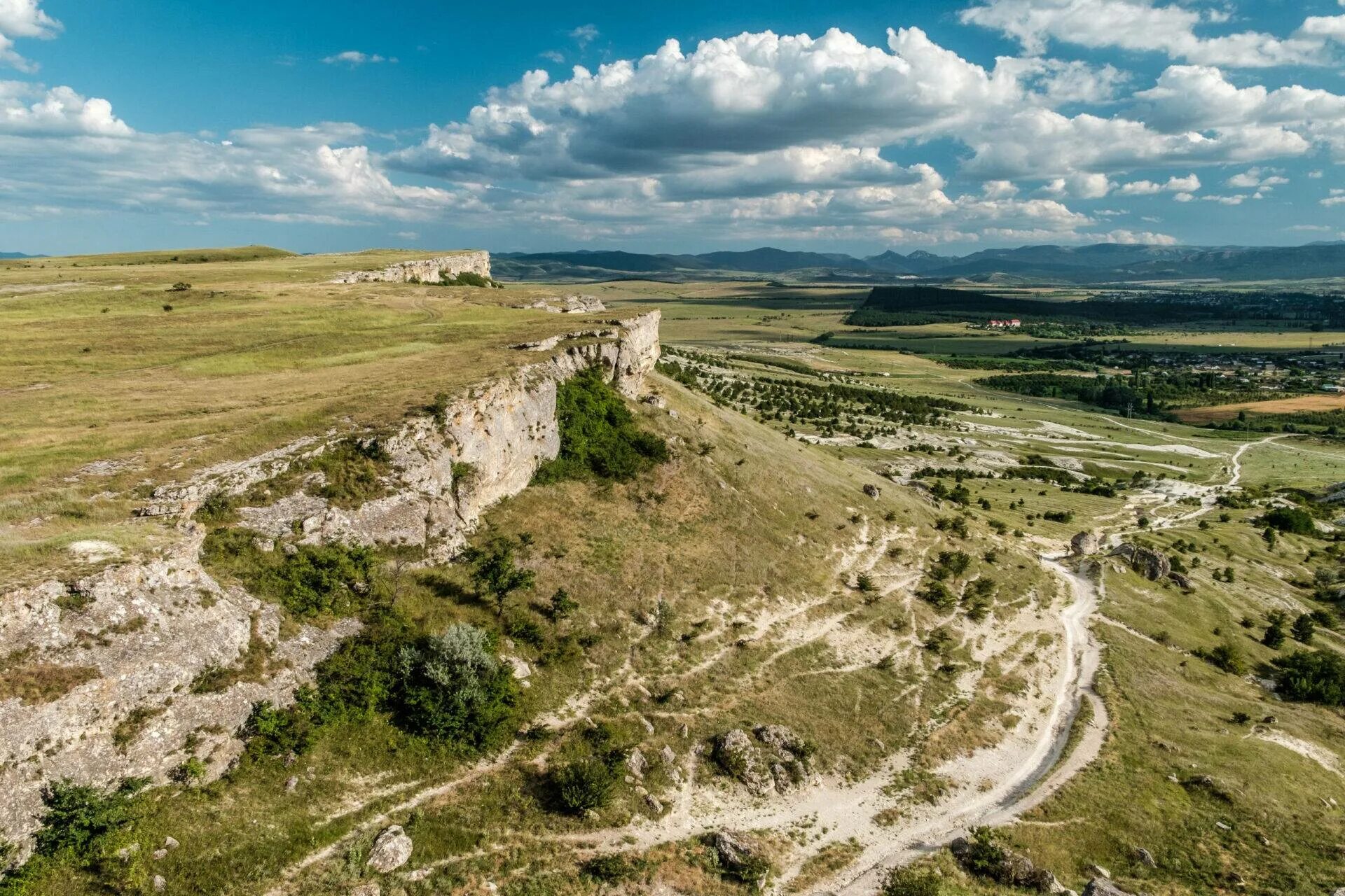 Гора белая скала в Крыму. Белая скала Белогорск. Белогорск город белая гора. Белая гора Белогорск Амурская область.