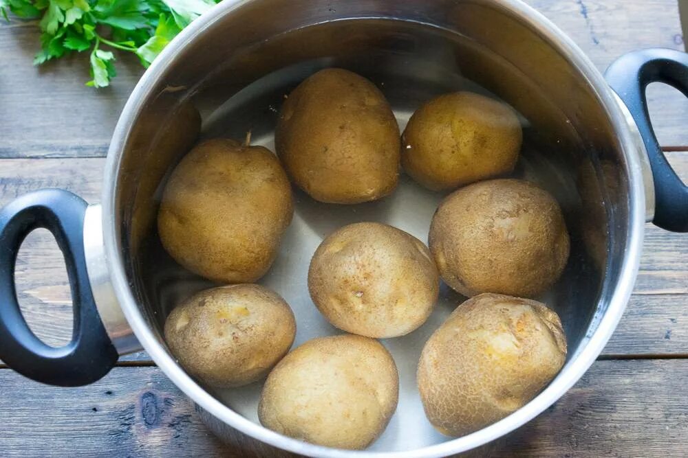 Варить картошку в горячей воде. Картофель в мундире. Картофель вареный в мундире. Картофель в кастрюле. Картошка в мундире в кастрюле.