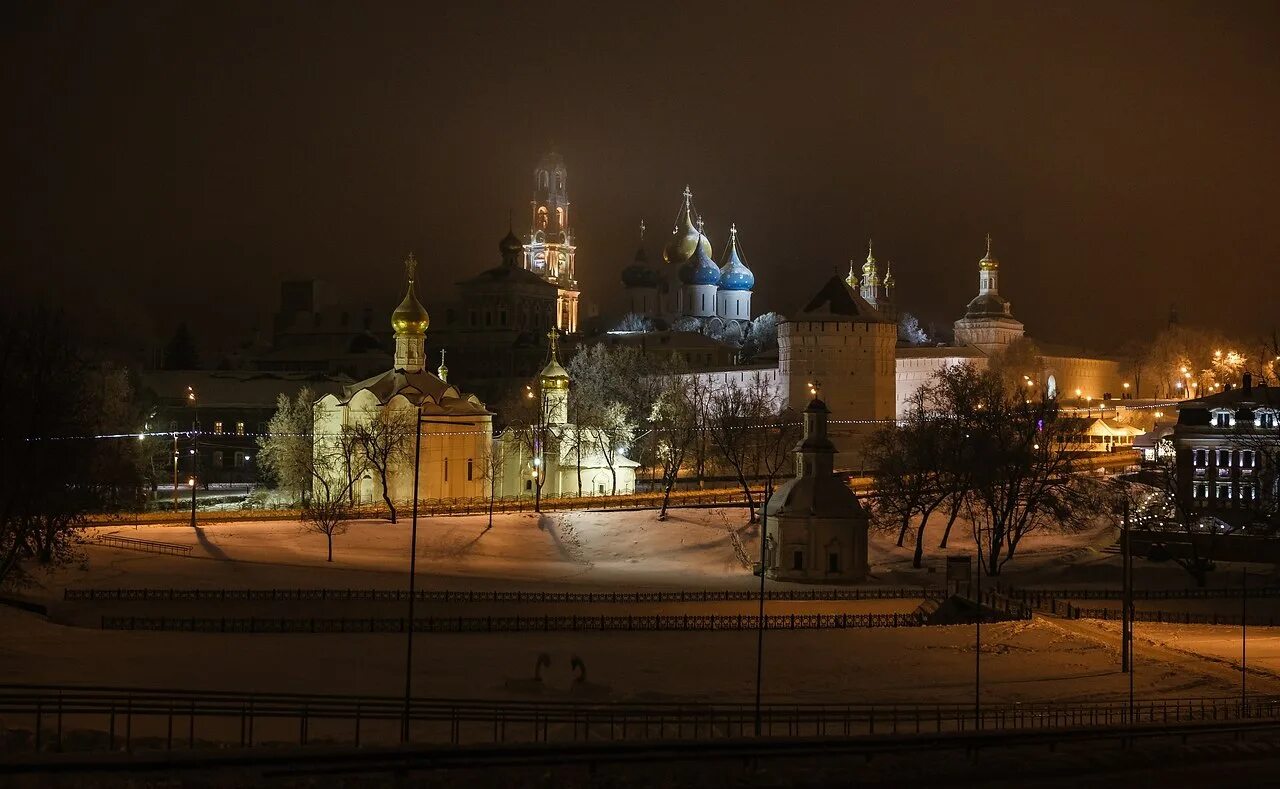 Версаль сергиев посад ночной. Троице-Сергиева Лавра ночью. Лавра Сергиев Посад ночью. Город Сергиев Посад Троице Сергиева Лавра. Лавра в Сергиевом Посаде ночью.