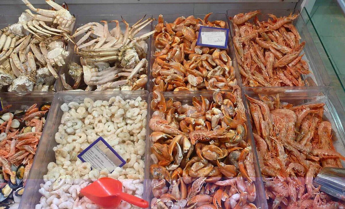 Рынок морепродуктов. Недорогие морепродукты. La perla ресторан. Морепродукты дешево. Креветки лобстеры лангусты.
