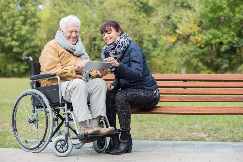 Какого человека называют пожилым. Инвалиды в парке. Пенсионер по инвалидности. Пожилые с ограниченными возможностями. Инвалидность пожилых людей.