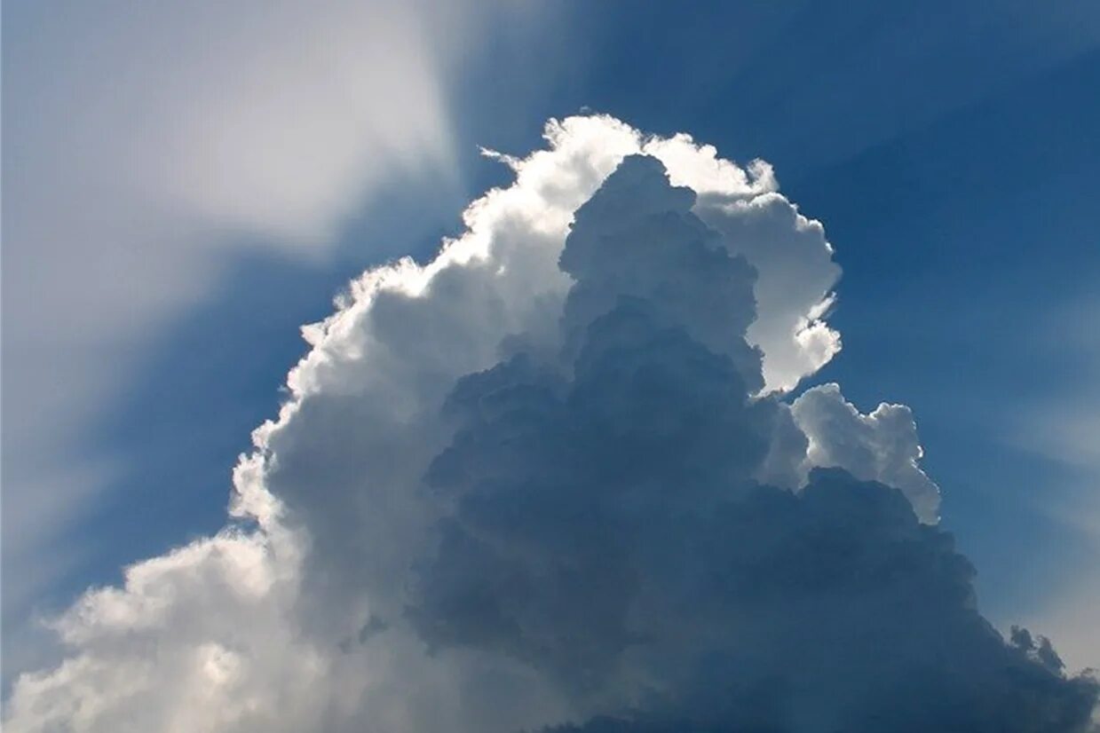 Туча помочь. Кучевадождевые облака. Голубое небо. Туча помочь. S.