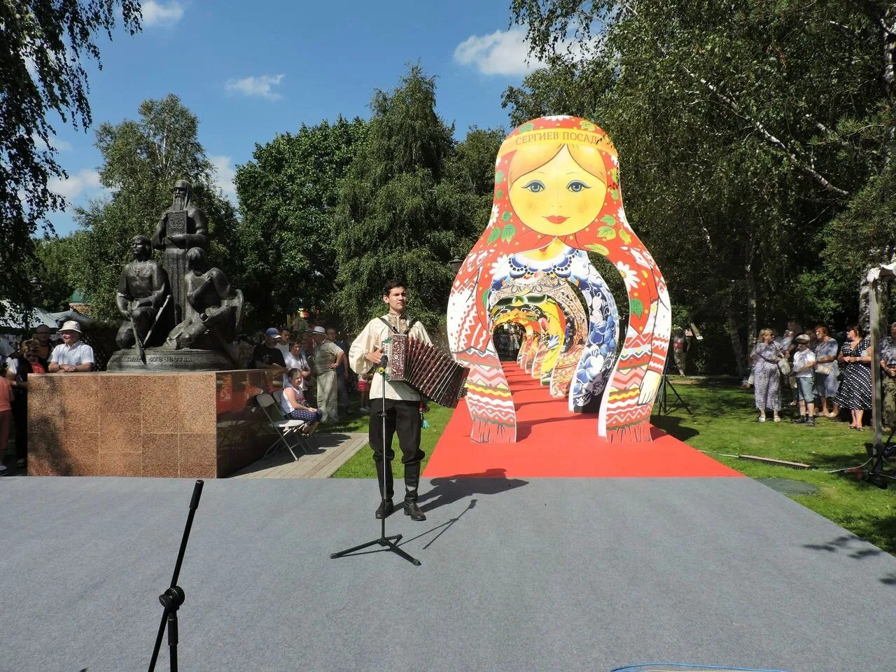 Родина русской матрешки какой город. Памятник матрешке Сергиев Посад. Посадская Матрешка Сергиев Посад. Сергиев Посад Родина матрешки. Музей русской матрешки Сергиев Посад.