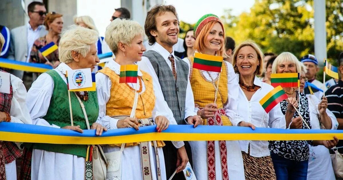 Литва население 2024. Латыши литовцы и эстонцы. Литва люди литовцы. Латвия-латыши,Литва-. Народы Прибалтики: литовцы, латыши, эстонцы культура.