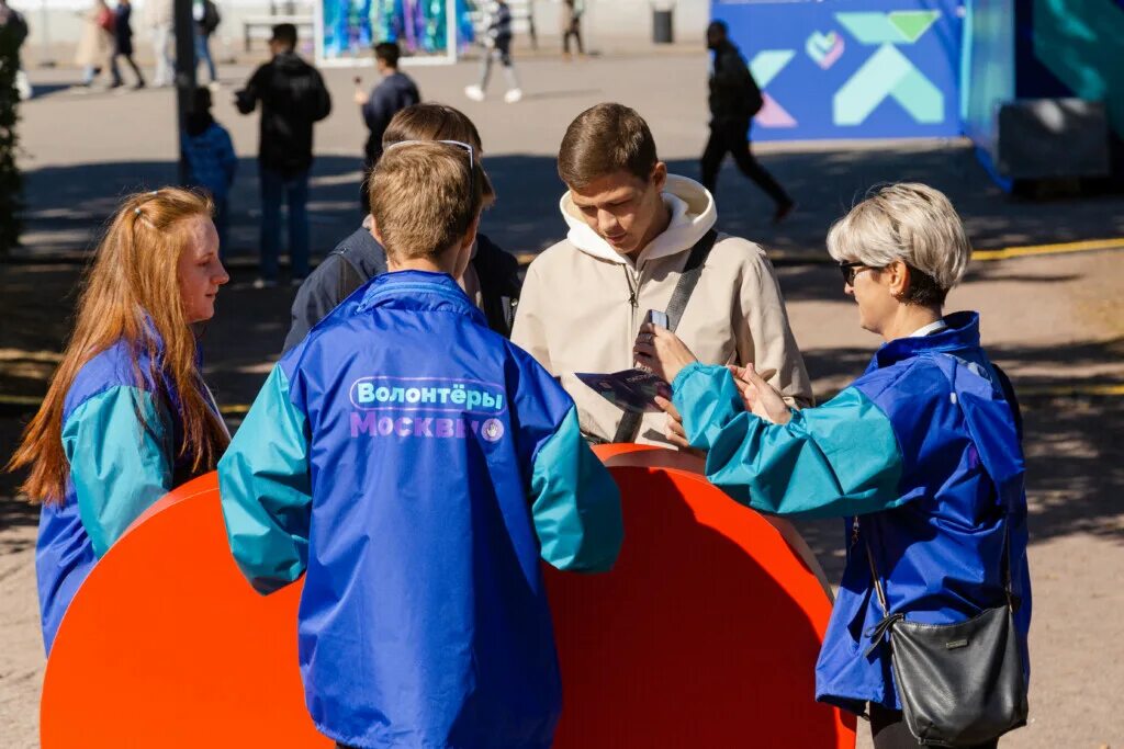 Московский волонтер. Волонтеры Москвы. Социальное волонтерство. Волонтерство фото. Спортивное волонтерство.