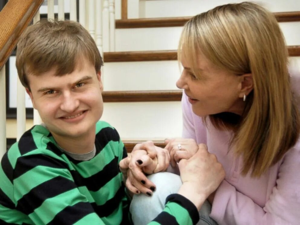 подросток с аутизмом. аутизм у взрослых. аутист взрослый человек. парень с аутизмом. взрослые аутисты.