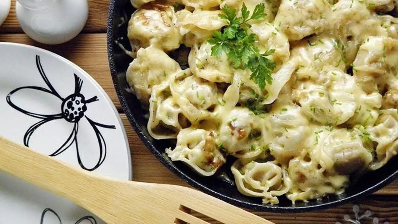Пельмени на сковороде со сметаной и сыром. Пельмени на сковороде со сметаной и сыром