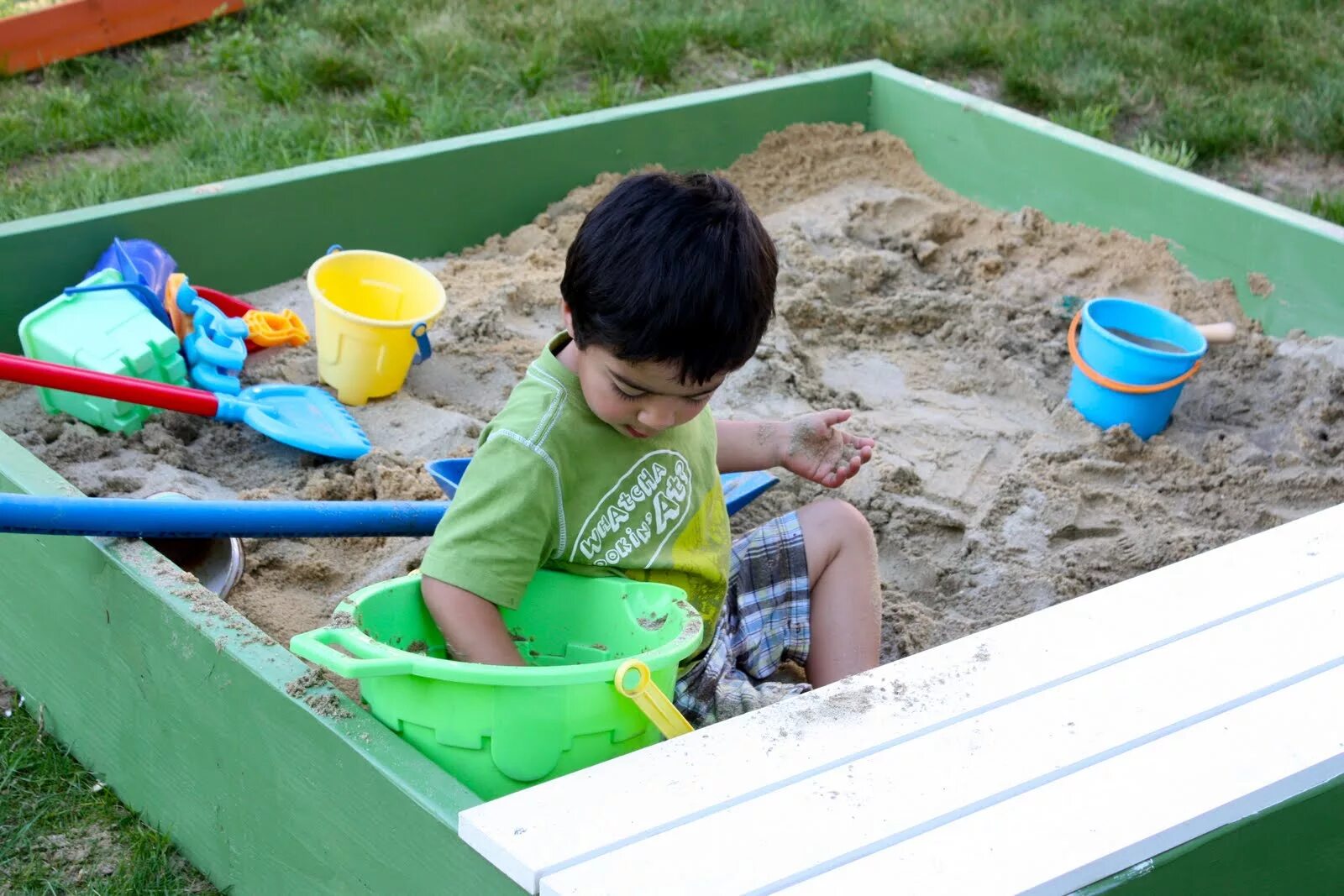 2 детей 1 песочница. 2 kids 1 sandbox. 1 kid 1 sandbox. 2 ребёнка 1 песочница. два ребёнка в песочнице.