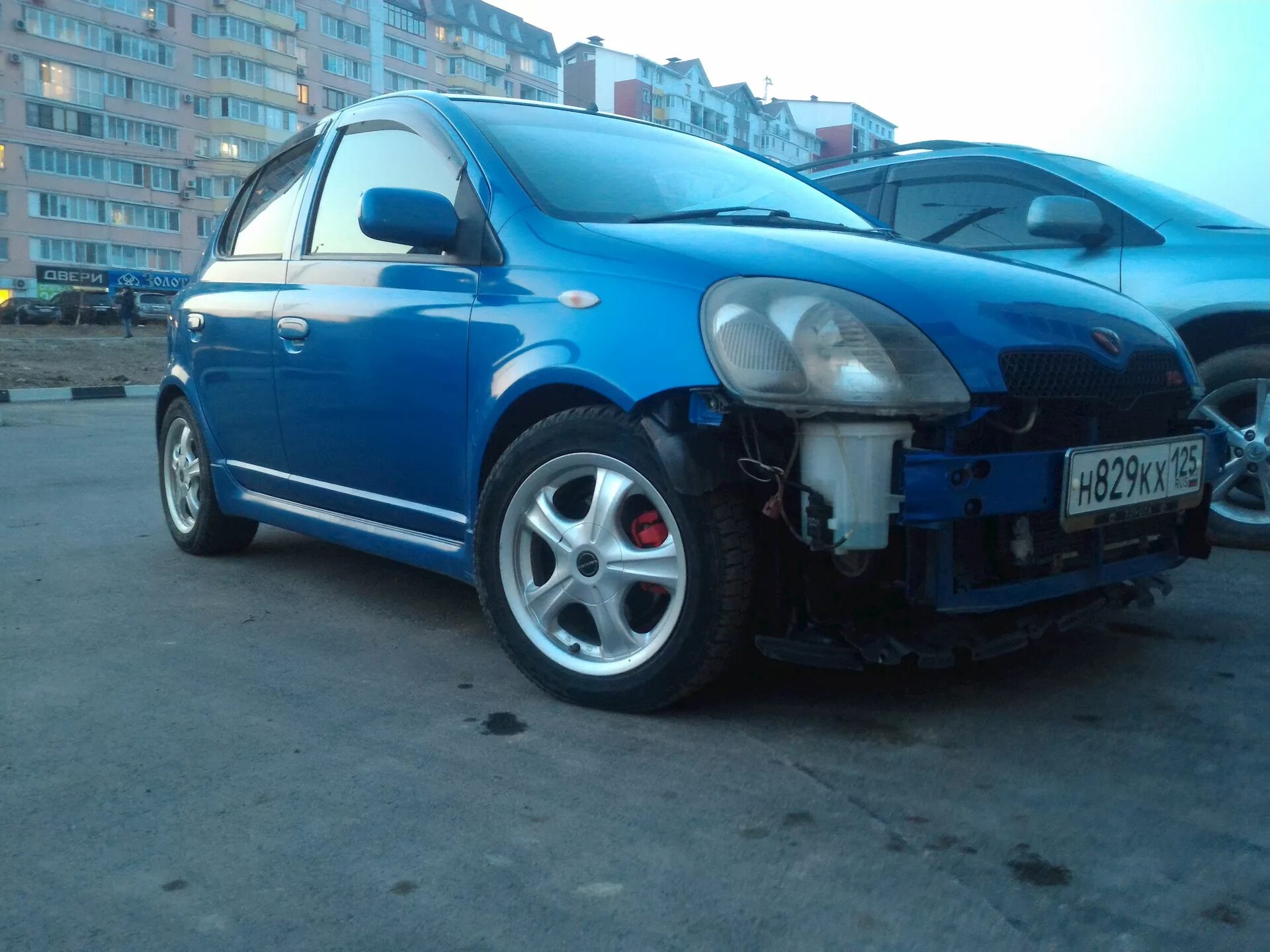Toyota vitz 130. Тойота витц без бампера. Катафоты на тойота витц 2009. Тойота витц троит. Тойота витц 2000 без бамперов.