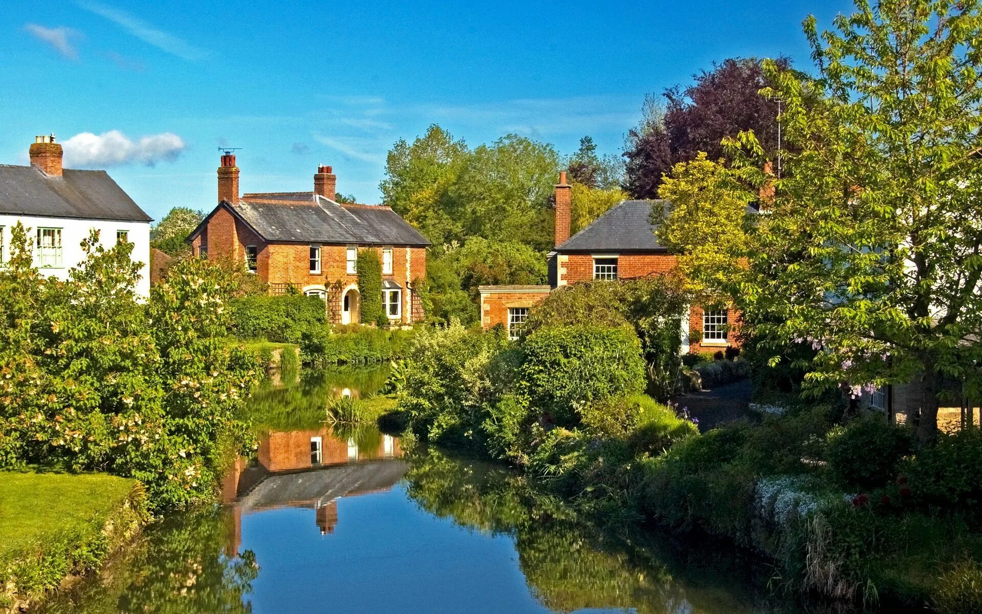 Towns in england. Норфолк (графство в Англии). Деревня Уолберсвик Англия. Туманная улочка Англия деревня. Ирландия пригород.