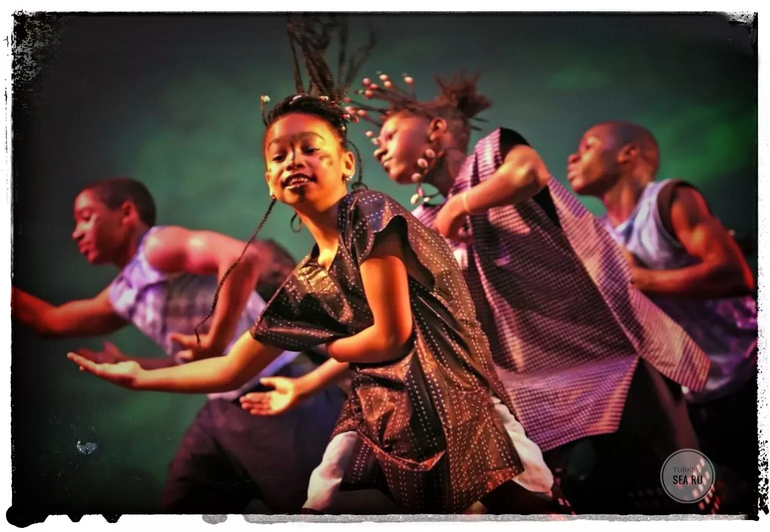Чернокожая танцует. Афро джаз костюмы. Афро танцы. Африканские танцы современные. Афро стиль танца.