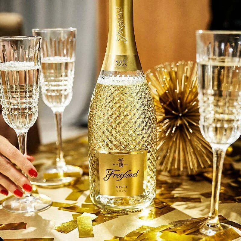 Новогодний букет из конфет и шампанского. Подарок из шампанского и конфет. Как сделать шампанское сладким. Как сделать шампанское сладким. Шампанское с ликером.