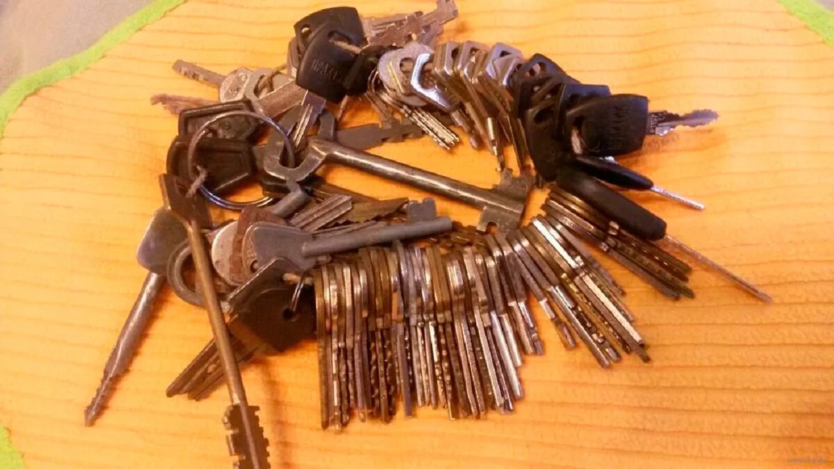 Большая связка ключей. Много ключей. Набор для связки ключей. Много ключей на связке.