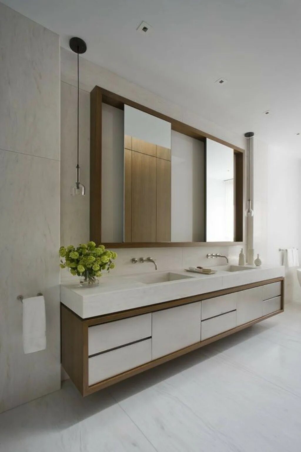 Современная ванная. Современная мебель для ванной. Ванная комната с большим зеркалом. Современное зеркало в ванную.