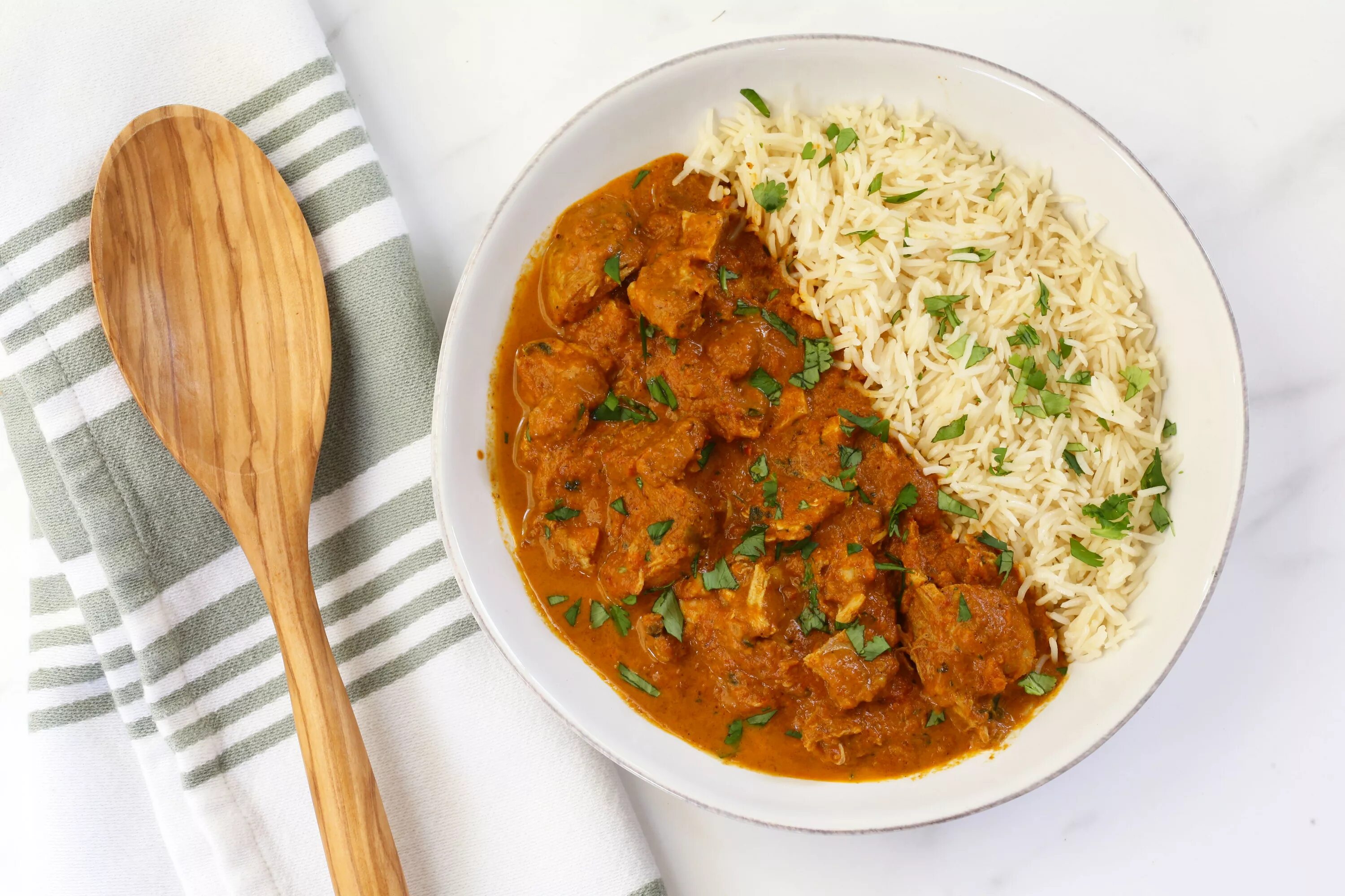 Butter Chicken Masala. Цыпленок Махани индийское блюдо. Курица в индийском стиле и рис в соусе баттер масала. Сорго блюда с курицей.