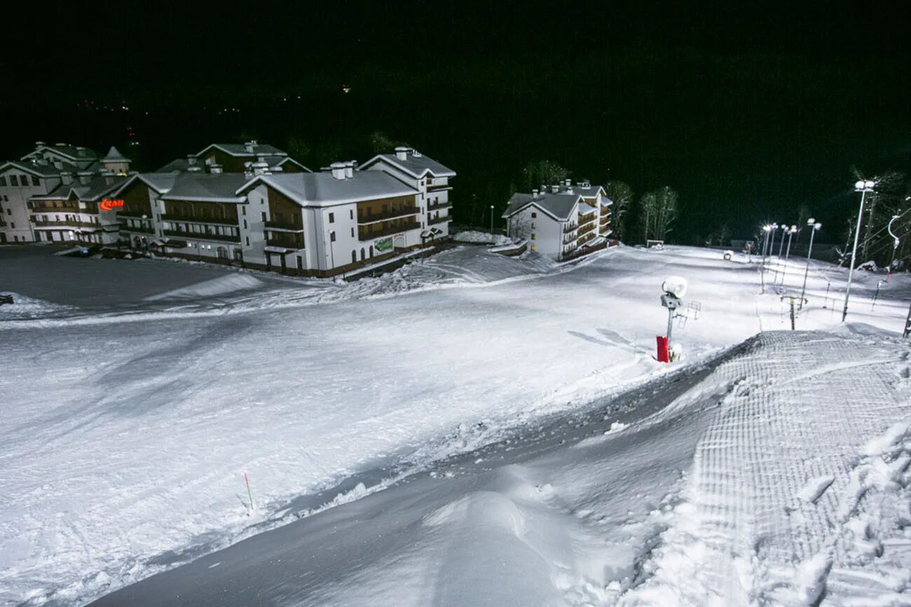 Альпика площадка красная поляна apres ski. Эсто-садок красная поляна. Красная поляна сочи. Красная поляна вечернее. Красная поляна вечернее.