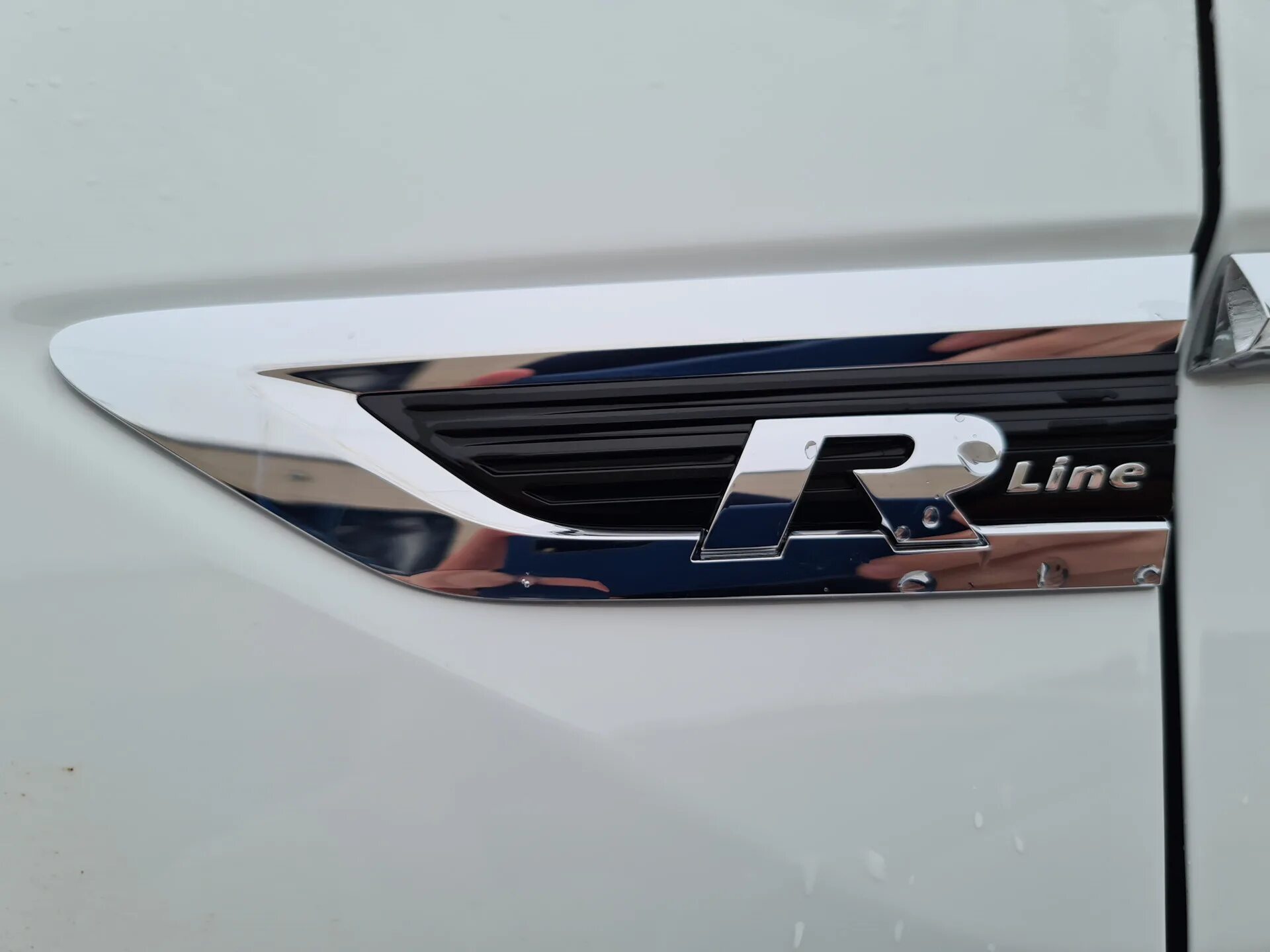 Шильдик r line. Тигуан шильдик r line. шильдик r line тигуан 2. шильдик р лайн на тигуан. шильдик р лайн на тигуан 2019.
