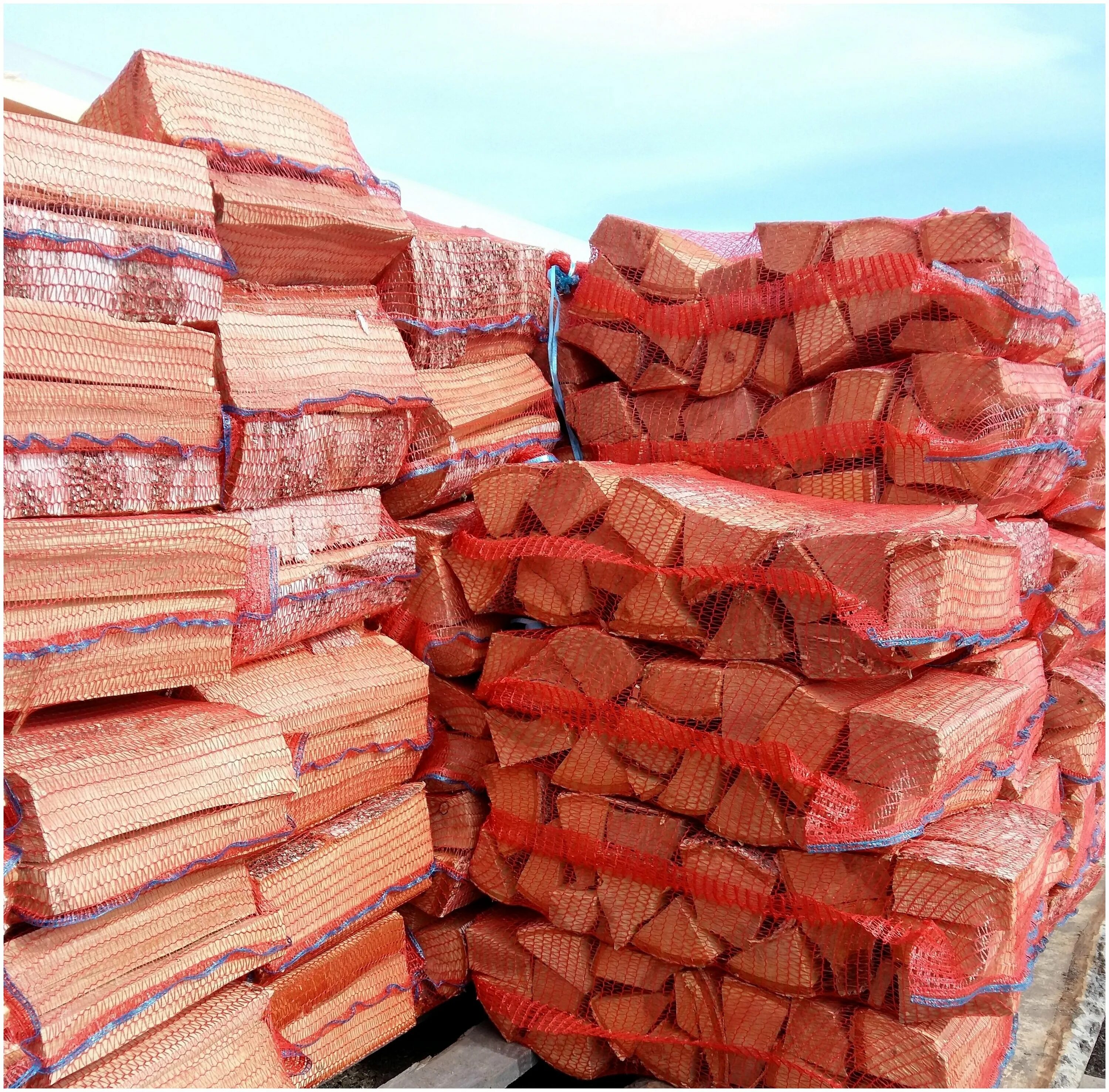 ольховые дрова в сетках. дрова березовые в сетке. дрова камерной сушки в сетках. сухие березовые дрова в сетках. дрова в сетке.