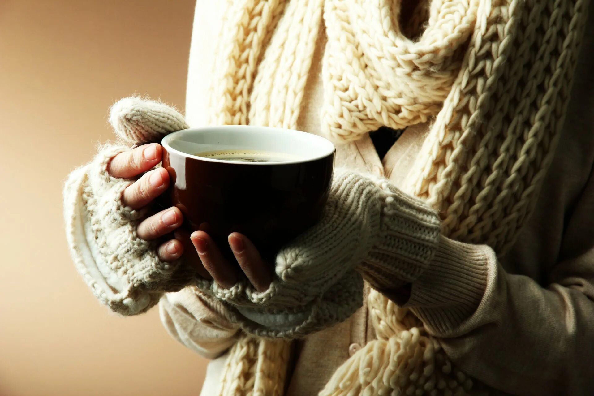Утро ладонь. Чашка чая в шарфе. Чашка кофе в руках. Теплый плед и чашка кофе. Чашка горячего чая в руках.