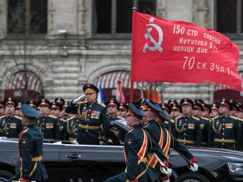 Знамена выносятся. Парад на красной площади со знаменем Победы. Знамя Победы на 9 мая на красной площади. Вынос Знамени Победы на красной площади 2021. 9 Мая парад Знамя Победы Москва.