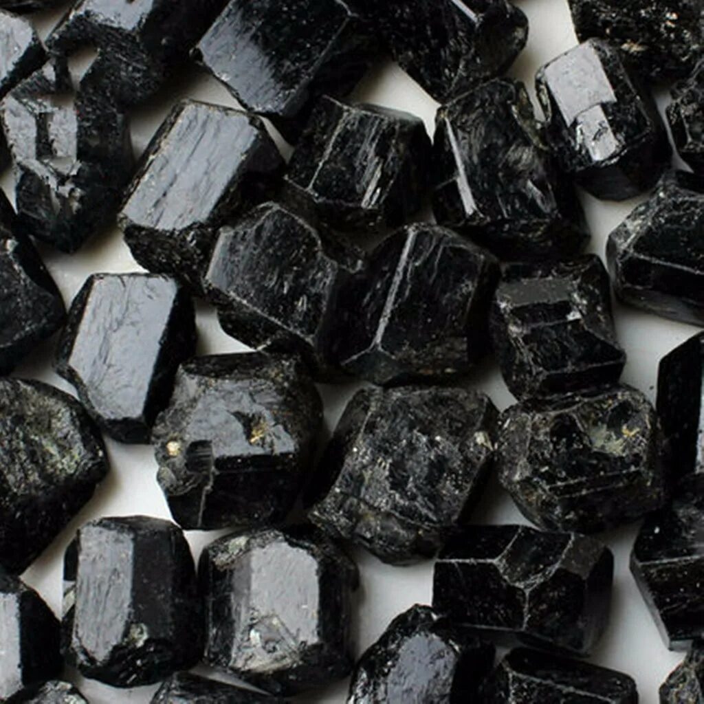 Самый черный минерал. Кристалл черного турмалина. Кварц с турмалином камень. Черный кварц камень. Морион черный кварц.