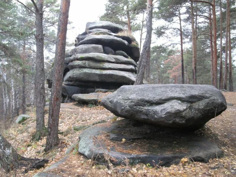 Шарташские каменные палатки Екатеринбург. Лесопарк каменные палатки Екатеринбург. Амфитеатр на каменных палатках. Амфитеатр в парк каменные палатки Екатеринбурга. Каменные палатки купить